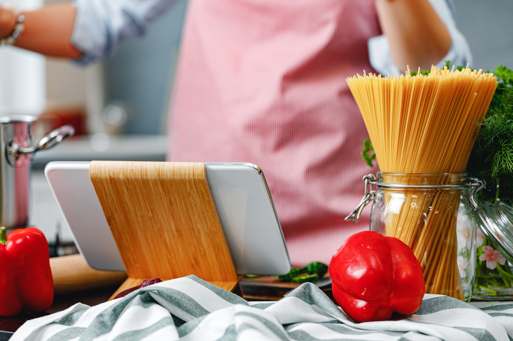 Banco cucina con ingredienti e utensili
