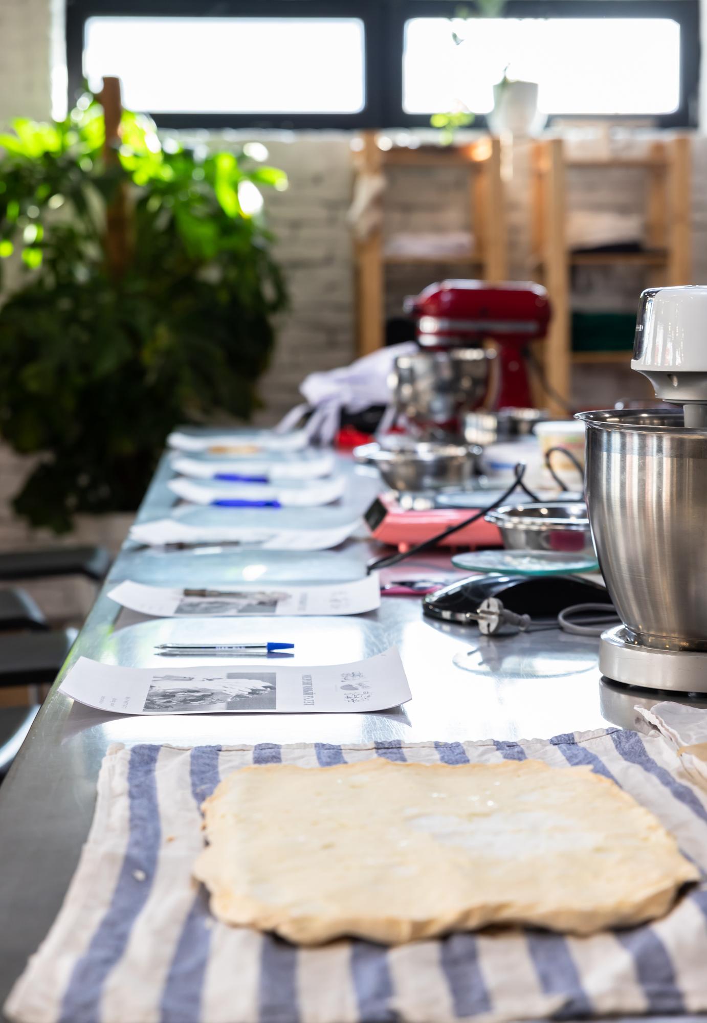 Interno laboratorio di cucina con tavolo di lavoro